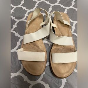 Andiamo Size 9W White Stretch Comfort Sandal Padded Soles